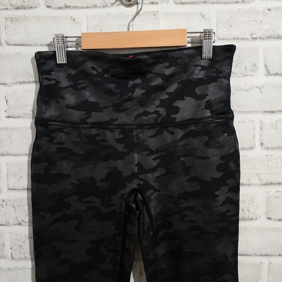 Spanx Faux Leather Legging Black Camo size L - Picture 8 of 10